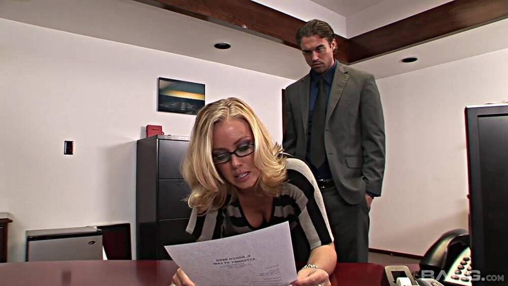 Блондинка секретарша в офисе согласилась на анальный секс с боссом