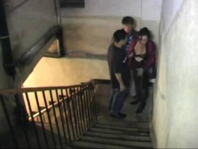Two guys fuck whore in the entrance - nvdvid.com - Russia