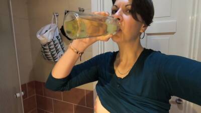 Girlfriend Drinks Her Own Pee From Bottle - hclips.com