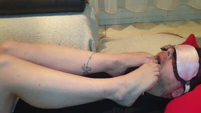 Femdom Slave Licks Mistress Feet - hclips.com
