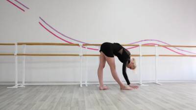 Hot And Flexible With Anna Sigarga - hotmovs.com