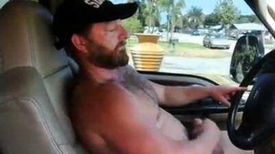 Muscle bear daddy cumming in truck - icpvid.com