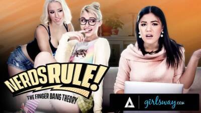 GIRLSWAY Nerdy Roommates Kendra Spade And Chloe Cherry Fake Being In A Sitcom While Banging A Friend - txxx.com