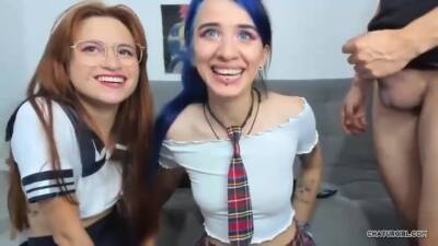 2 Girls Gives A Handjob And Blowjob During A College Fuck Fest Party - hclips.com