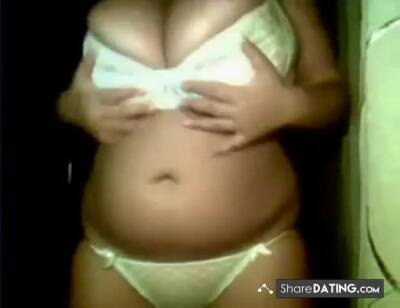 Cam girl showing her huge tits - pornoxo.com