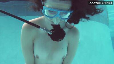 Hot Underwater Babe Emi The Mermaid - upornia.com