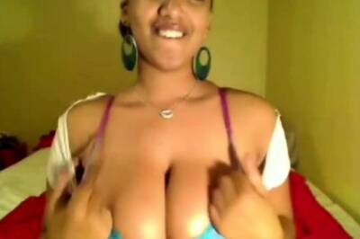 Black Woman Shows Off Her Pretty Breasts - icpvid.com
