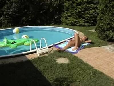 Tera Bond disturbs her sunbathing to fill herself with - icpvid.com