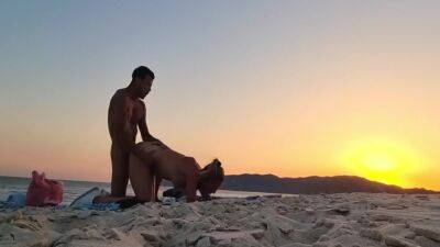Romantic Sex On The Beach At Sunset - upornia.com