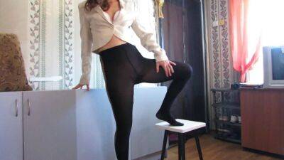 I'll piss in these black tights that don't mean them - sunporno.com
