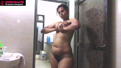 Watch this curvy Indian girlfriend get herself off with a dildo - sexu.com - India
