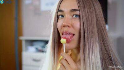 Teen babe can't decide what she likes more - a cumshot or a lollipop - sunporno.com
