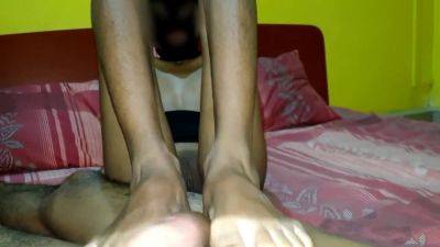 Watch this hot Indian Spa girl give a footjob for her client's pleasure - sexu.com - India