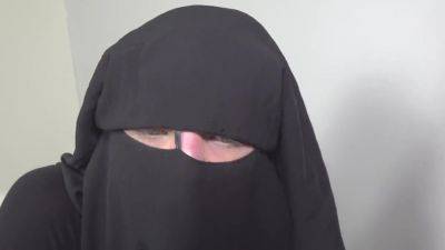 muslim babe gets given a special gift - upornia.com - Czech Republic