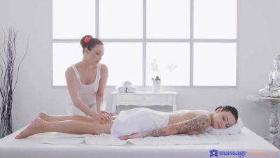 Arya Stark - Aria Star & Sydney Luv: 69 Lesbian Facesitting Massage with Oil - veryfreeporn.com
