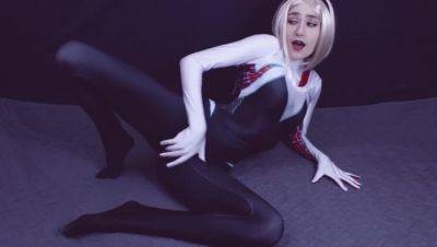 Cosplay Queen: Get Up Close & Personal with Blonde Spider Gwen - porntry.com