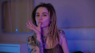Babe With Dreadlocks And Tattoos Plays With Pussy While Is Home - upornia.com