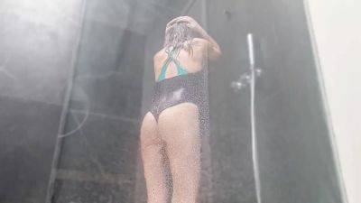 Masturbates To Squirting Orgasm In Shower - hotmovs.com