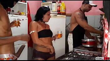 Em quanto Mike Hot estar na Cozinha fazendo comida, a puta da Danny Hot estar sendo fodida firme pelo dotado e faz ela gozar muito - xvideos.com - Brazil
