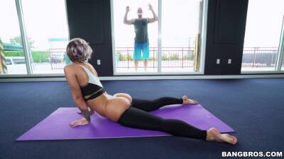 Jmac - Jada Stevens - Mature bends ass in sporty action for trainer's huge dick - hellporno.com