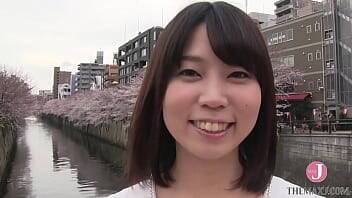 25歳の人妻アカネ、変態的すぎる勃起乳首と剛毛マン毛が男をその気にさせてしまう - xvideos.com - Japan