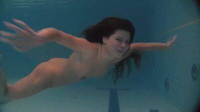 Babes swim and get naked underwater - Big ass - xtits.com - Russia