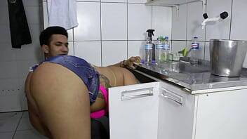 Victoria Dias - O encanador caralhudo enfiou o cano no cuzinho da safada do rabetão. Victoria Dias e Mr Rola - xvideos.com