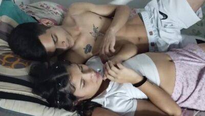 I INVITE MY STEPSISTER TO WATCH A MOVIE TO FUCK HER AND CUM ON HER BACK - xxxfiles.com - Colombia