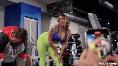 Chris Diamond - Thick MILF gets laid by the gym and tries to swallow - xbabe.com